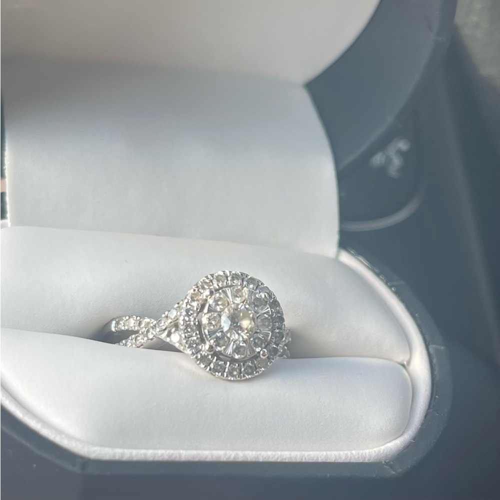 Size 7 10K WHITE GOLD 1 CTTW DIAMOND ENGAGEMENT RING